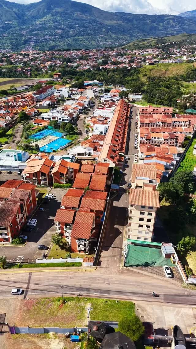 Casa de 3 niveles en Terrazas de La Castellana — foto 1 de 1