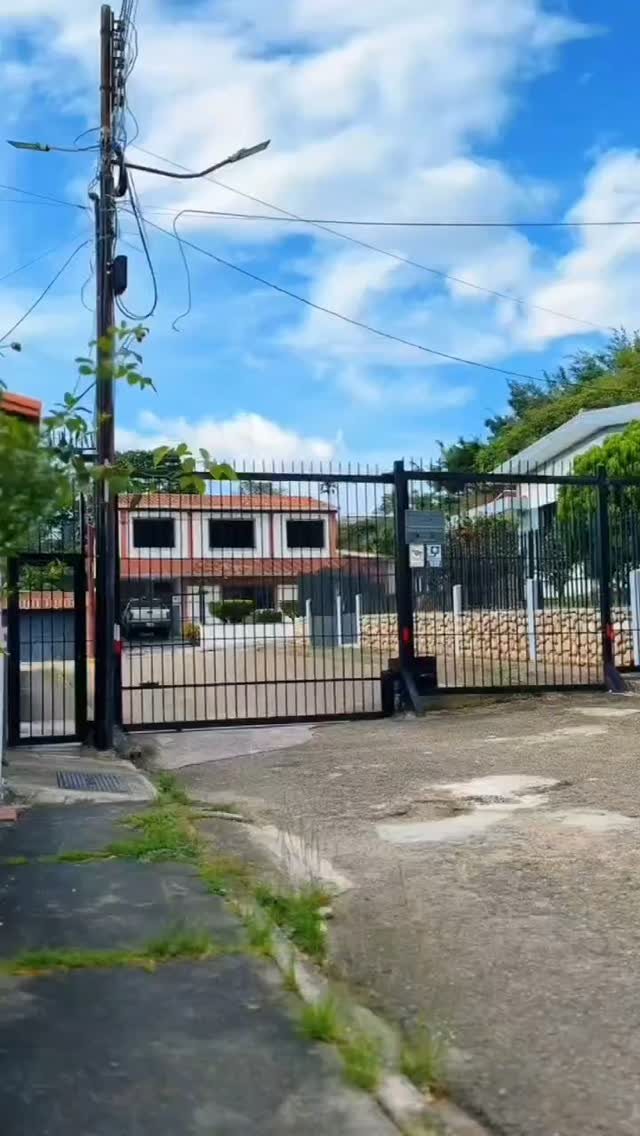Casa de un nivel con jardines, Av. Carabobo — foto 1 de 1